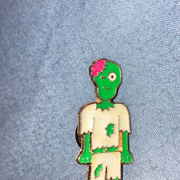 Jewelry - Green Zombie Enamel Pin with Pink Brain Accent